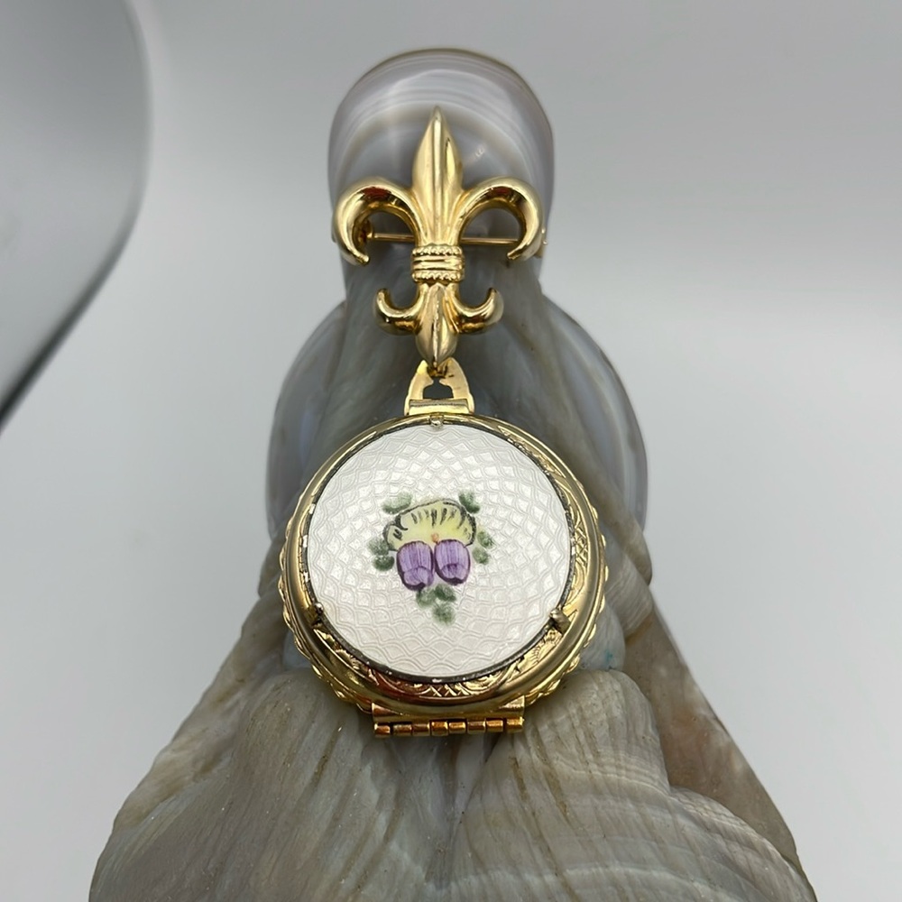 Coro Pegasus locket brooch 🔥